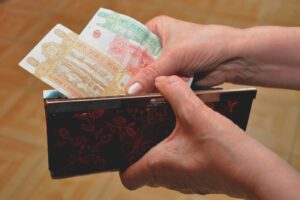Salariul minim pe țară crește: сe înseamnă pentru angajați și economie