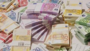 Moldova aliniază cursul valutar la standardele europene prin înlocuirea dolarului cu euro