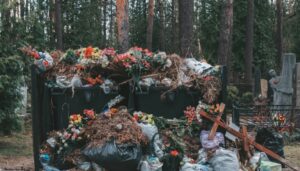 Пластиковые венки на кладбищах: время остановить экологическую катастрофу