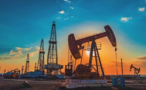 Рост запасов нефти в США приводит к падению цен