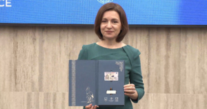Maia Sandu primește prima carte de identitate de tip nou