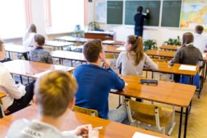 Столичные власти поддержат школьников из уязвимых семей