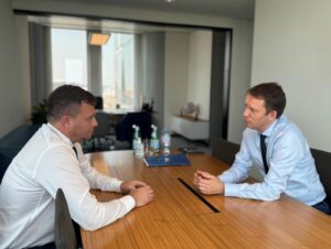 Ministrul Mediului Sergiu Lazarencu și europarlamentarul Siegfried Mureșan discută la Bruxelles despre parcursul european al Republicii Moldova