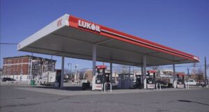 Нефть подорожала на 3% из-за санкций США против «Роснефти» и «Лукойла»