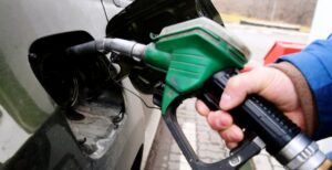 Benzina în Europa rămâne scumpă, chiar dacă țițeiul scade: problema vine din rafinării și lipsa componentelor de amestec