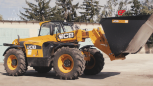 La 6.000 de hectare, timpul contează. Cum și-a schimbat AMG-Kernel lucrul cu un JCB